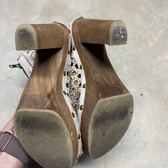 Sbicca Vintage Collection Hand Distressed Wood Platform Heels Size 8 - Picture 3 of 4